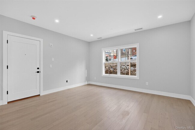 Building Photo - 10 Market St