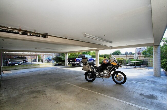 Building Photo - Recently Updated 1 Bed Condo in Ballard!