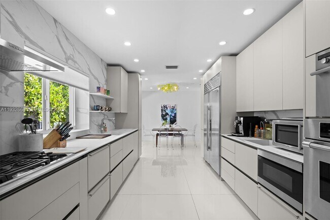 Building Photo - 5055 N Bay Rd