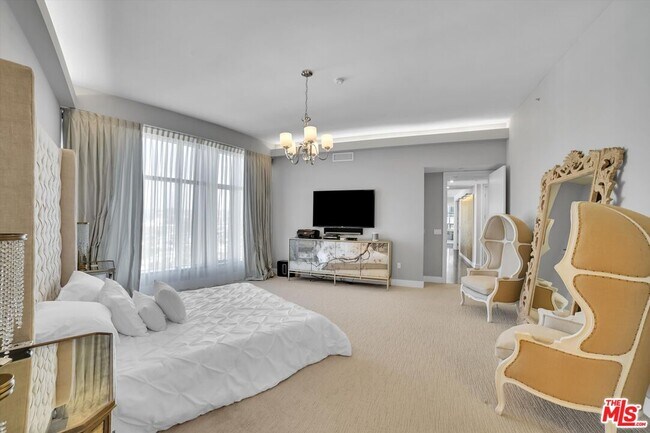 Building Photo - 10776 Wilshire Blvd