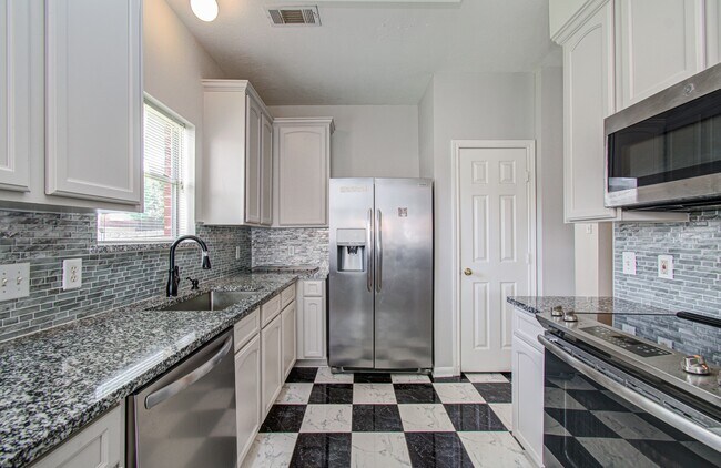 Building Photo - 3043 W Hampton Dr