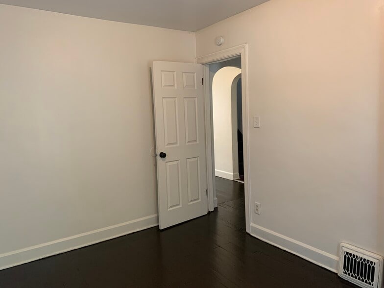 Building Photo - 1924 Maple Ave NE