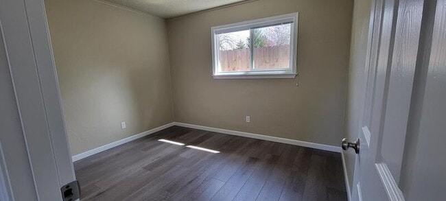 Building Photo - 719 SW Bridge St