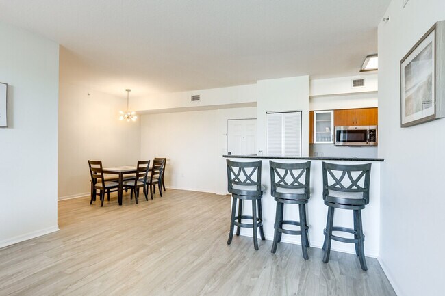 Building Photo - 802 W Windward Way