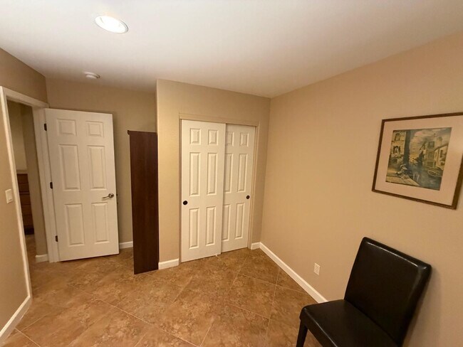 Building Photo - 4132 E Grandview Cir