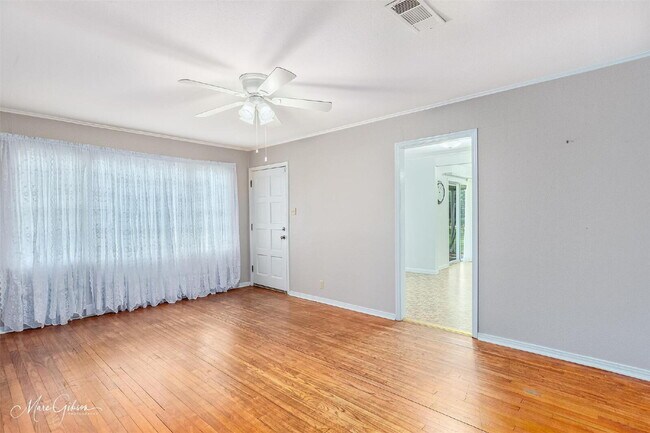 Building Photo - "Charming 2-Bedroom Retreat with Spacious ...