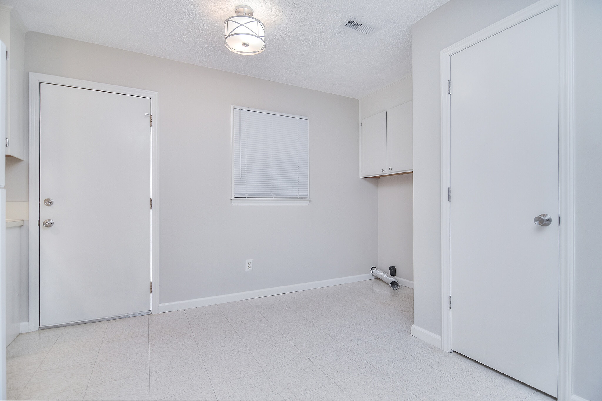 Building Photo - 345 Sunny Hill Dr