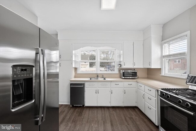 Building Photo - 127 7th Ave