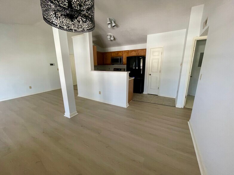 Building Photo - 6704 W Friendly Ave