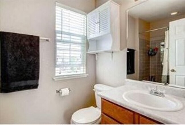 Building Photo - Lovely Gleneagle Charmer!