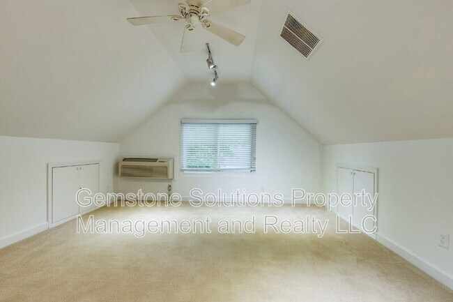 Building Photo - 221 Adams Ct