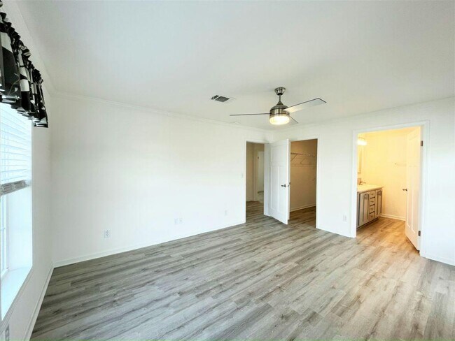 Building Photo - 10921 SW 30th Ave