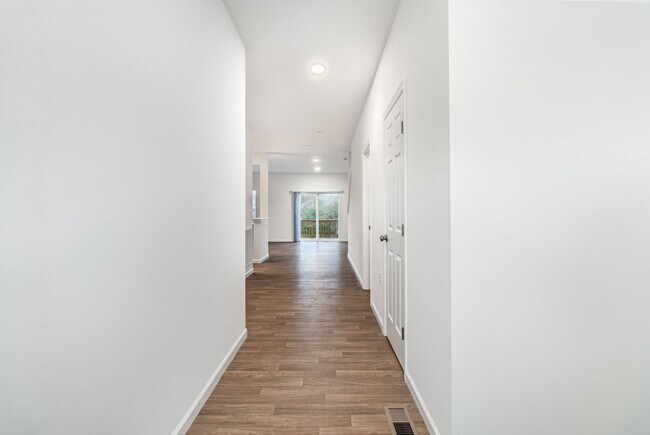 Building Photo - 7870 Briarwood Dr