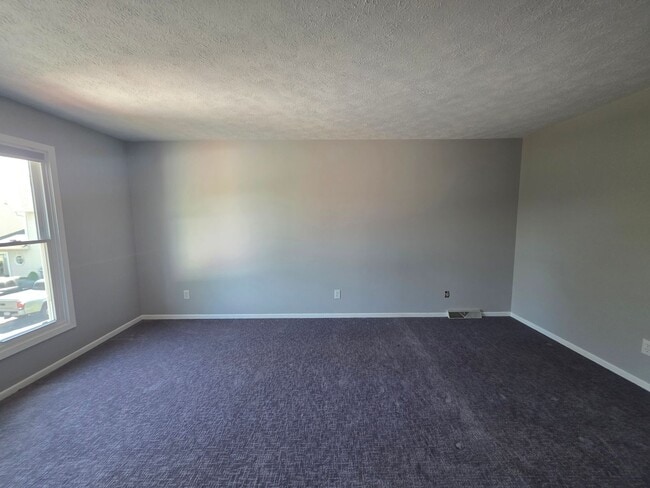 Building Photo - Spacious Town Home in Brighton Heights!