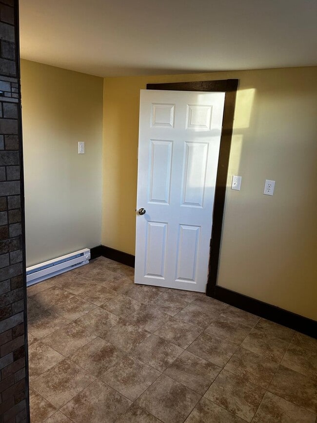 Building Photo - 92 Farview St