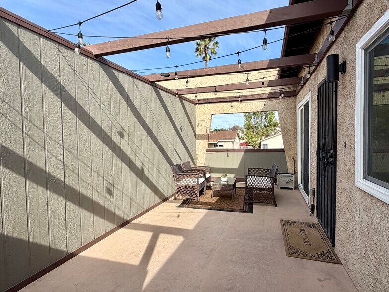 Building Photo - 1114 W 163rd St