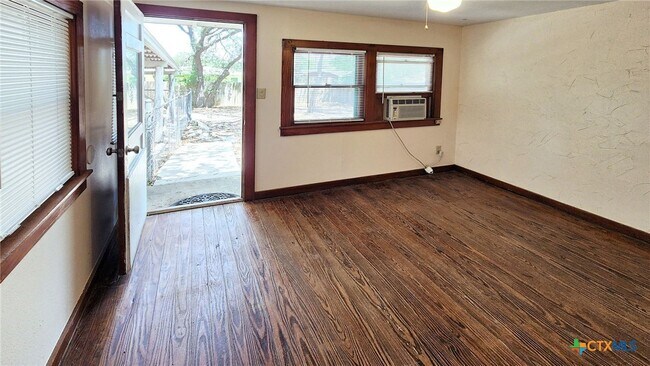 Building Photo - 1432 N Walnut Ave
