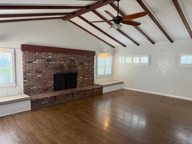 Building Photo - Spacious Silver Lake Charmer 2-bedroom, 1-...