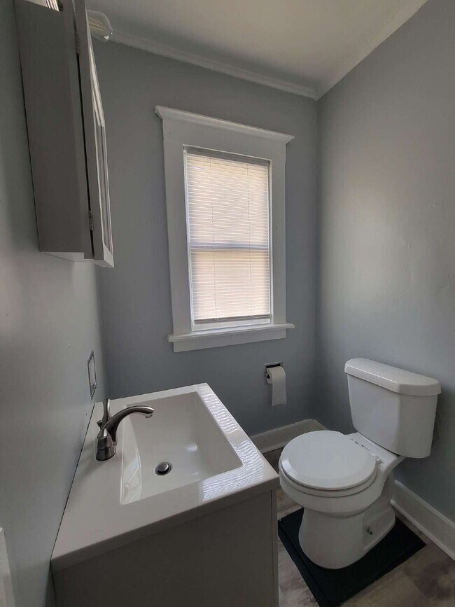 Building Photo - 3 Bedroom- Prime Rochester Location
