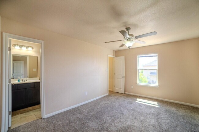Building Photo - "Spacious 4-Bedroom Home with 3.5 Bath, Gr...