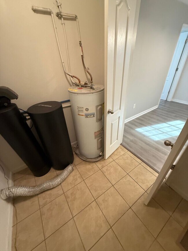 Building Photo - **4bed near MIL base- GRANITE/STAINLESS STEEL Appliances~ Roomates welcome!