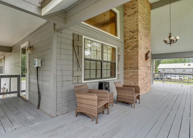 Building Photo - Fully furnished 3 bedroom, 2 bath home!