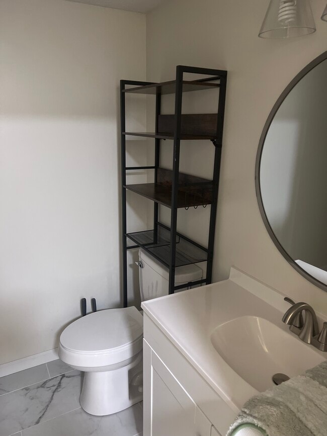 Building Photo - 735 Oakwood Rd