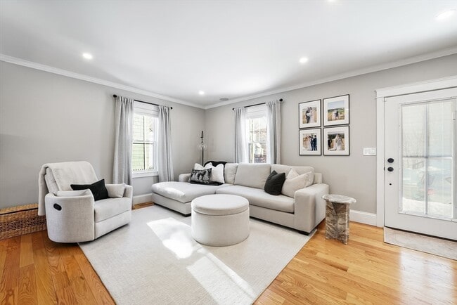 Building Photo - 814 Main St