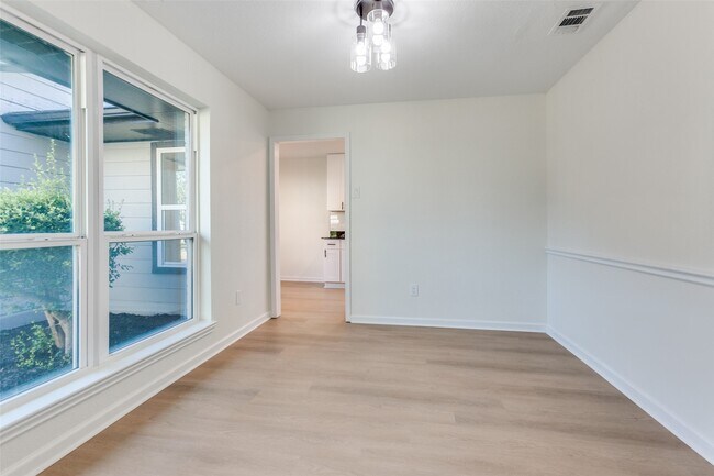 Building Photo - 1424 Stagecoach Dr
