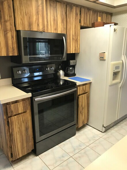 Building Photo - 11011 Rollingwood Dr
