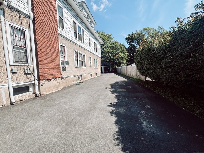 Building Photo - 62 Quaker Ln S