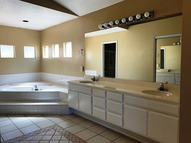 Building Photo - Downstairs bed + bath in gated community w...