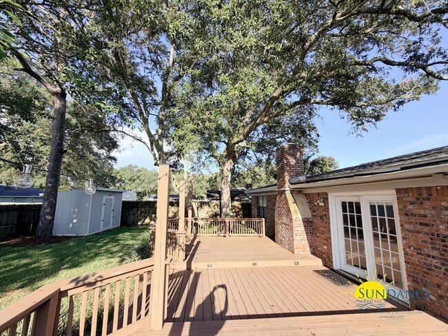 Building Photo - 723 Clark Dr