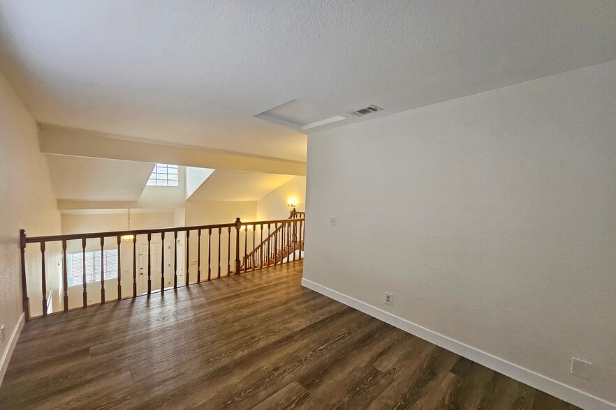 Building Photo - 7556 Thousand Oaks Dr