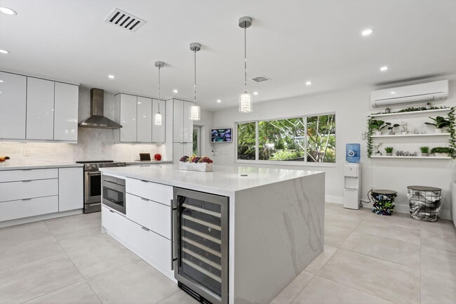 Building Photo - 600 NE 4th St