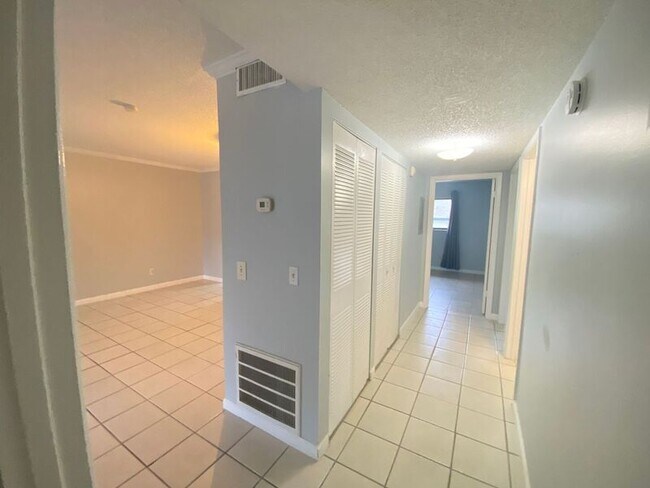 Building Photo - 605 Northlake Blvd