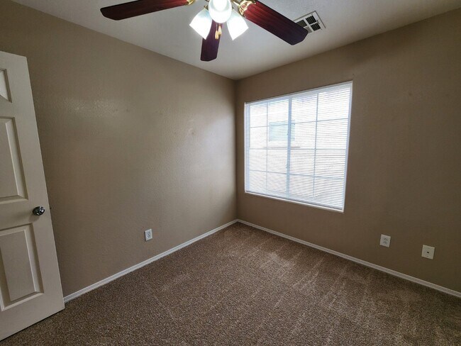 Building Photo - Charming 3 bedroom home with great curb ap...