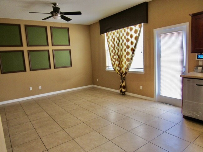 Building Photo - Beautiful 3-Bedroom Townhome with Resort-S...