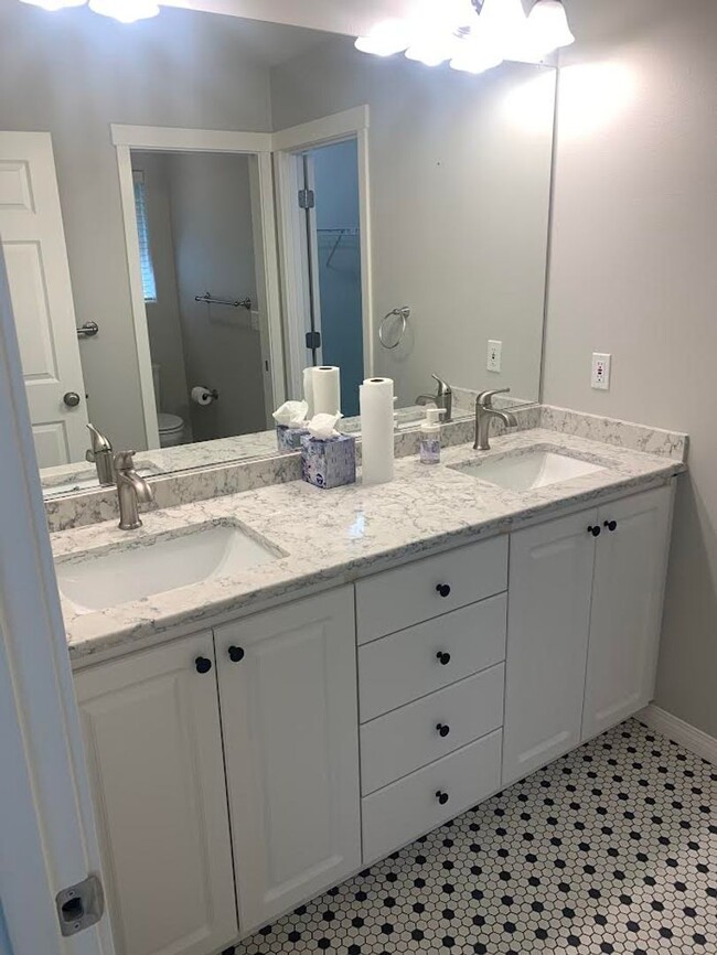 Building Photo - Hidden Creek Neighborhood Gem