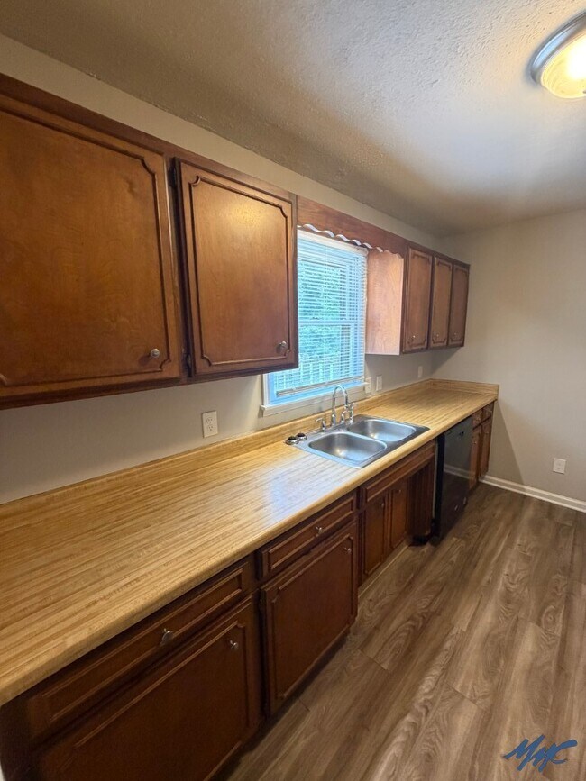 Building Photo - 2558 Oak Hill Dr