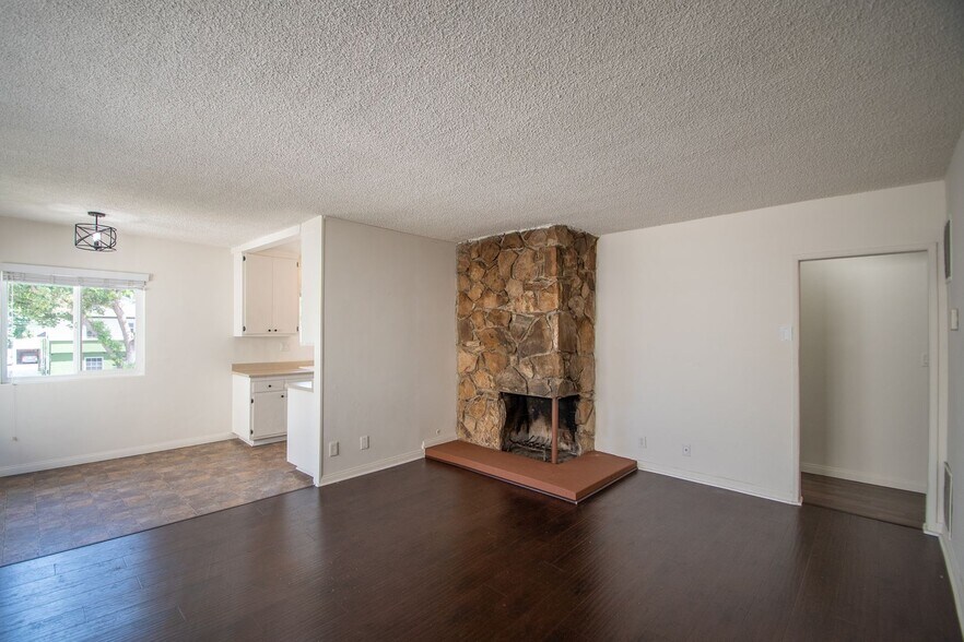Building Photo - 11100 Camarillo St