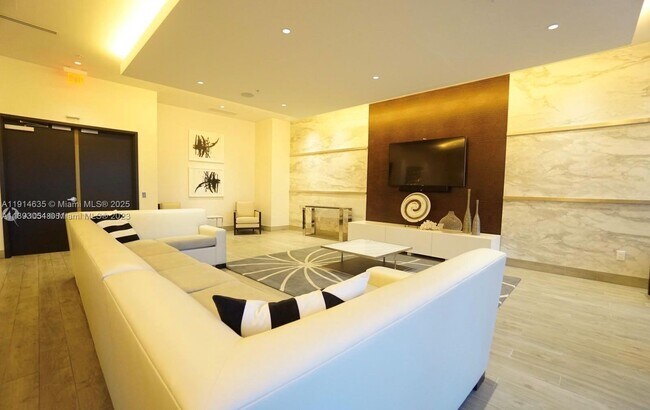 Building Photo - 999 SW 1st Ave