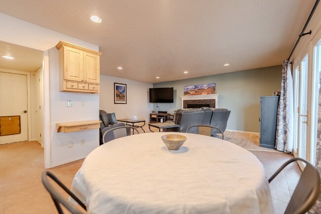 Building Photo - Private Room with Private Bath in Spacious...