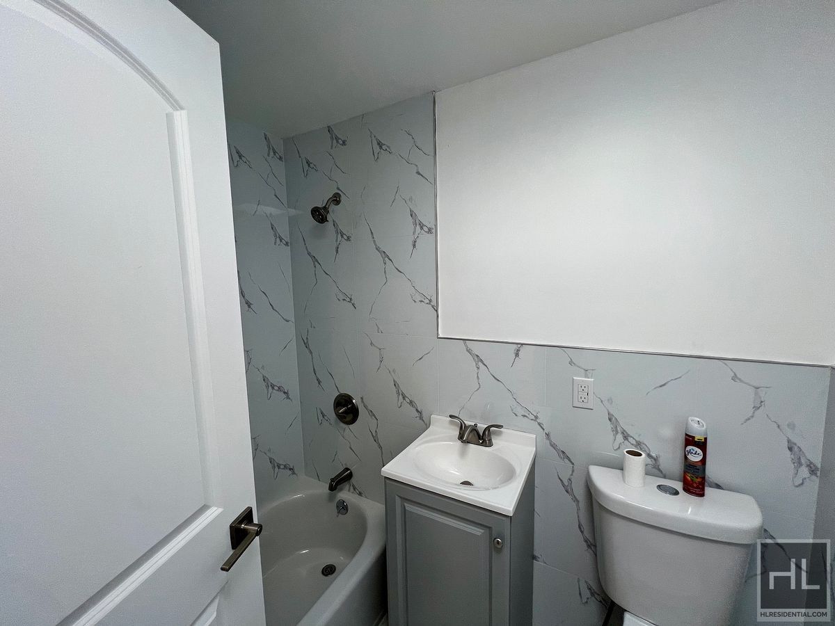 Building Photo - 2BR 1BA Classic Details Top Floor Brownstone w/ New Modern Finish on Preserved Bedstuy Block