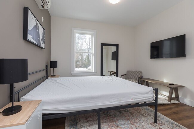 Building Photo - Huge 5 Bed each with their own Bathroom!