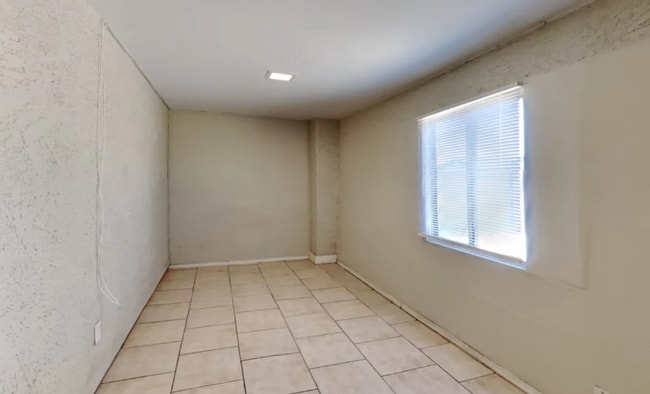 Building Photo - 5628 S 11th Dr