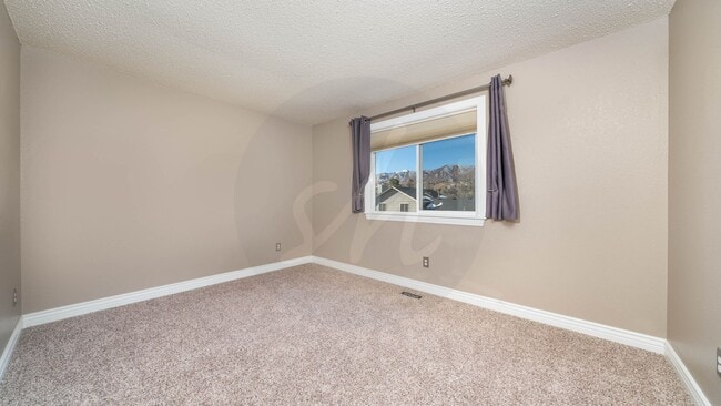 Building Photo - Westside 5 Bedroom Home Nestled Near Ute V...