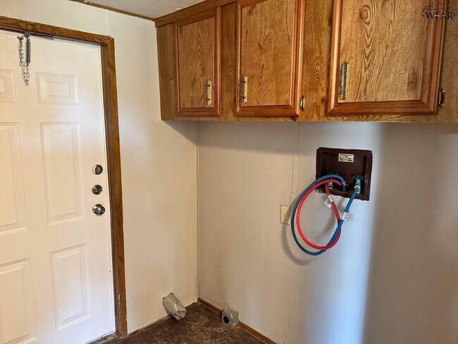 Building Photo - 314 W 6th St