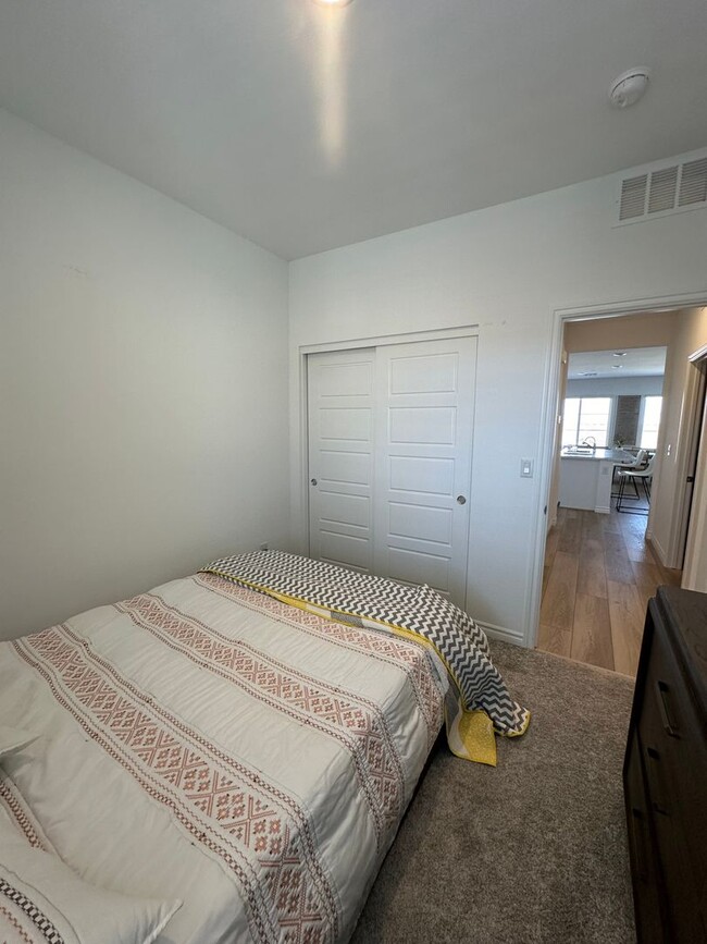 Building Photo - Fully furnished 55+ townhome with attached...