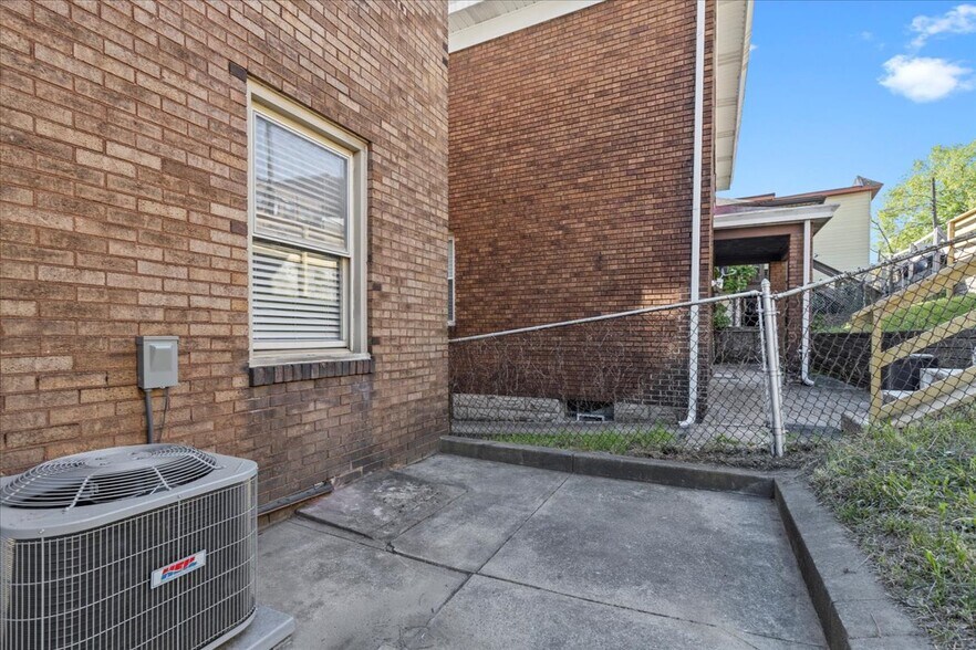 Building Photo - 2816 Clermont Ave